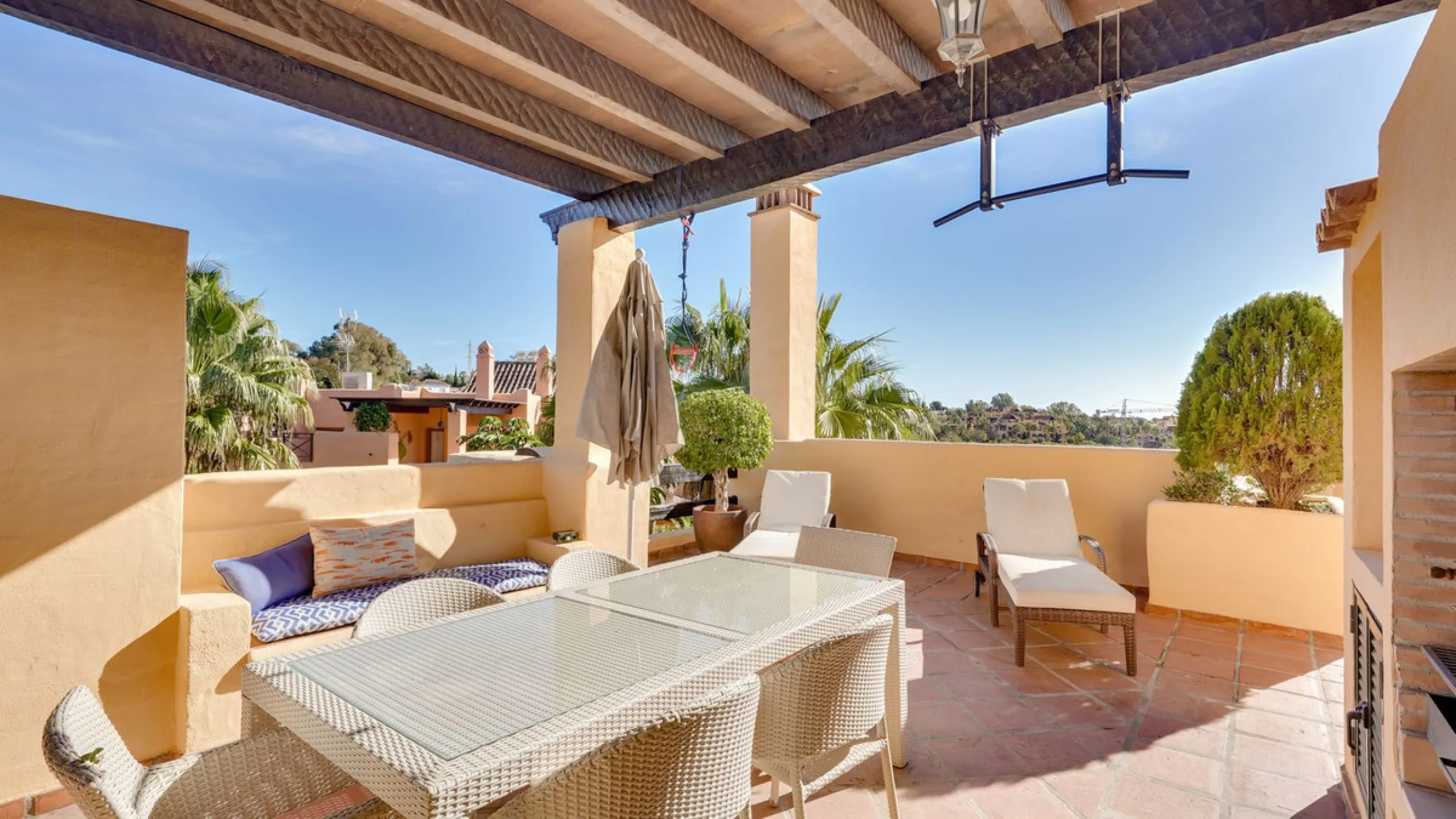 Apartment - Penthouse Duplex в продаже в Estepona, Málaga. В доме 3 спален и 3 ванных комнат. Площадь дома 210 м²
