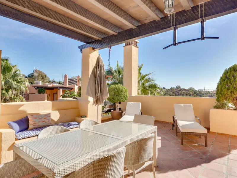 Apartment - Penthouse Duplex в продаже в Estepona, Málaga. В доме 3 спален и 3 ванных комнат. Площадь дома 210 м²
