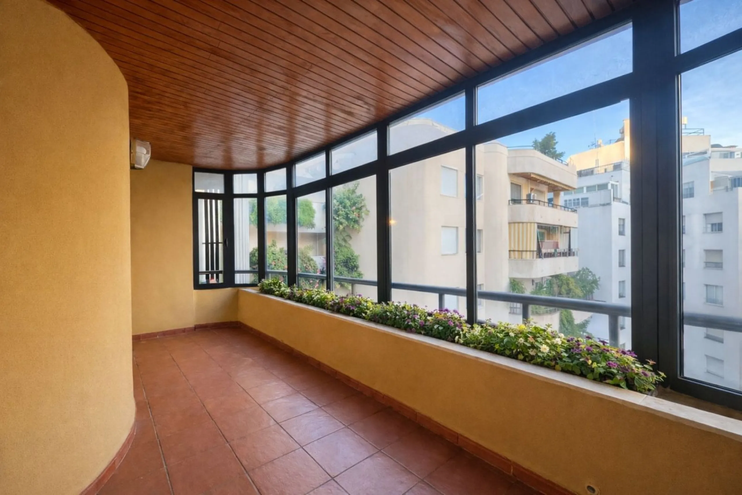 Apartment - Middle Floor Apartment в продаже в Marbella, Málaga. В доме 2 спален и 1 ванных комнат. Площадь дома 110 м²