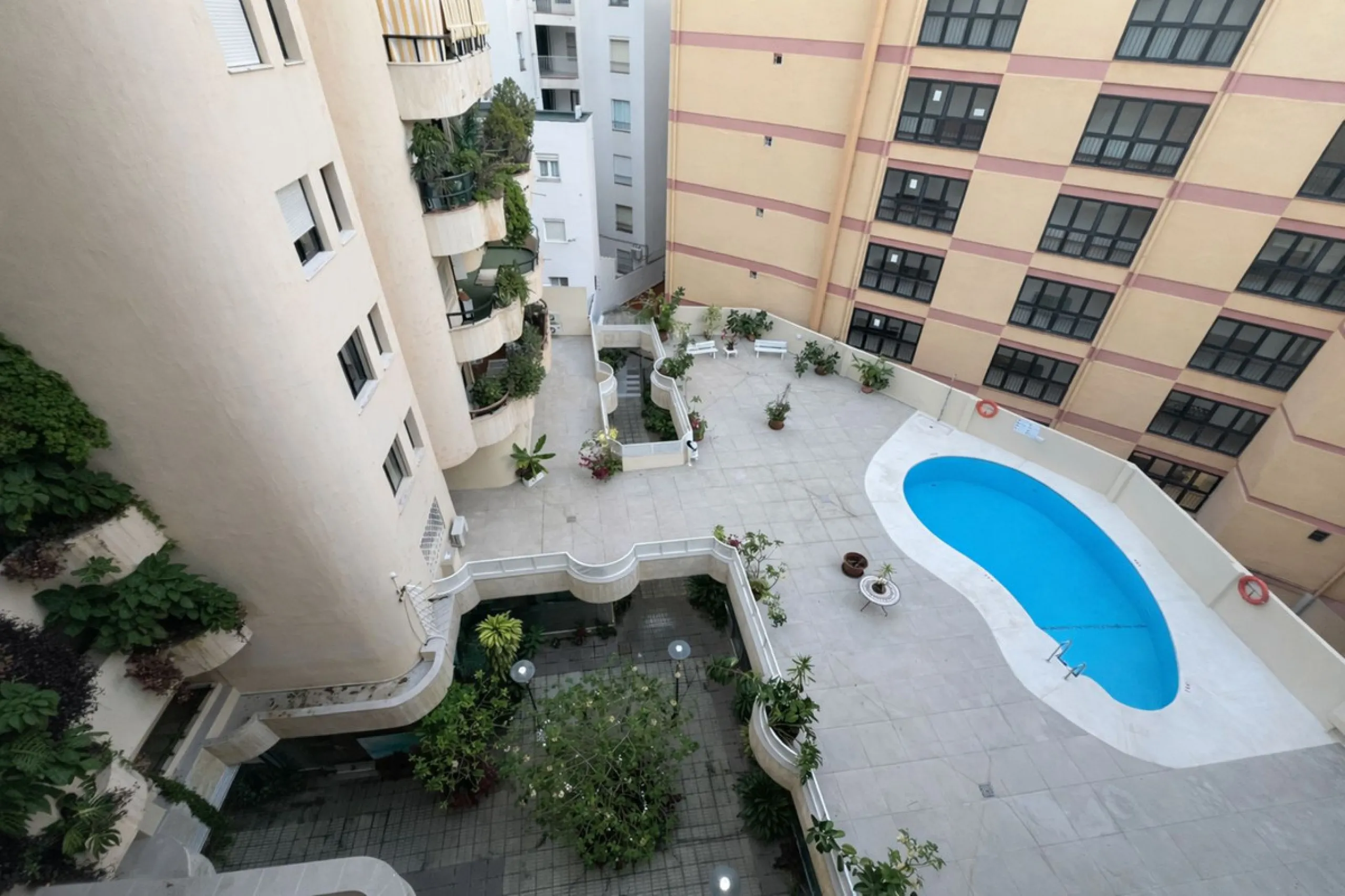 Apartment - Middle Floor Apartment в продаже в Marbella, Málaga. В доме 2 спален и 1 ванных комнат. Площадь дома 110 м²