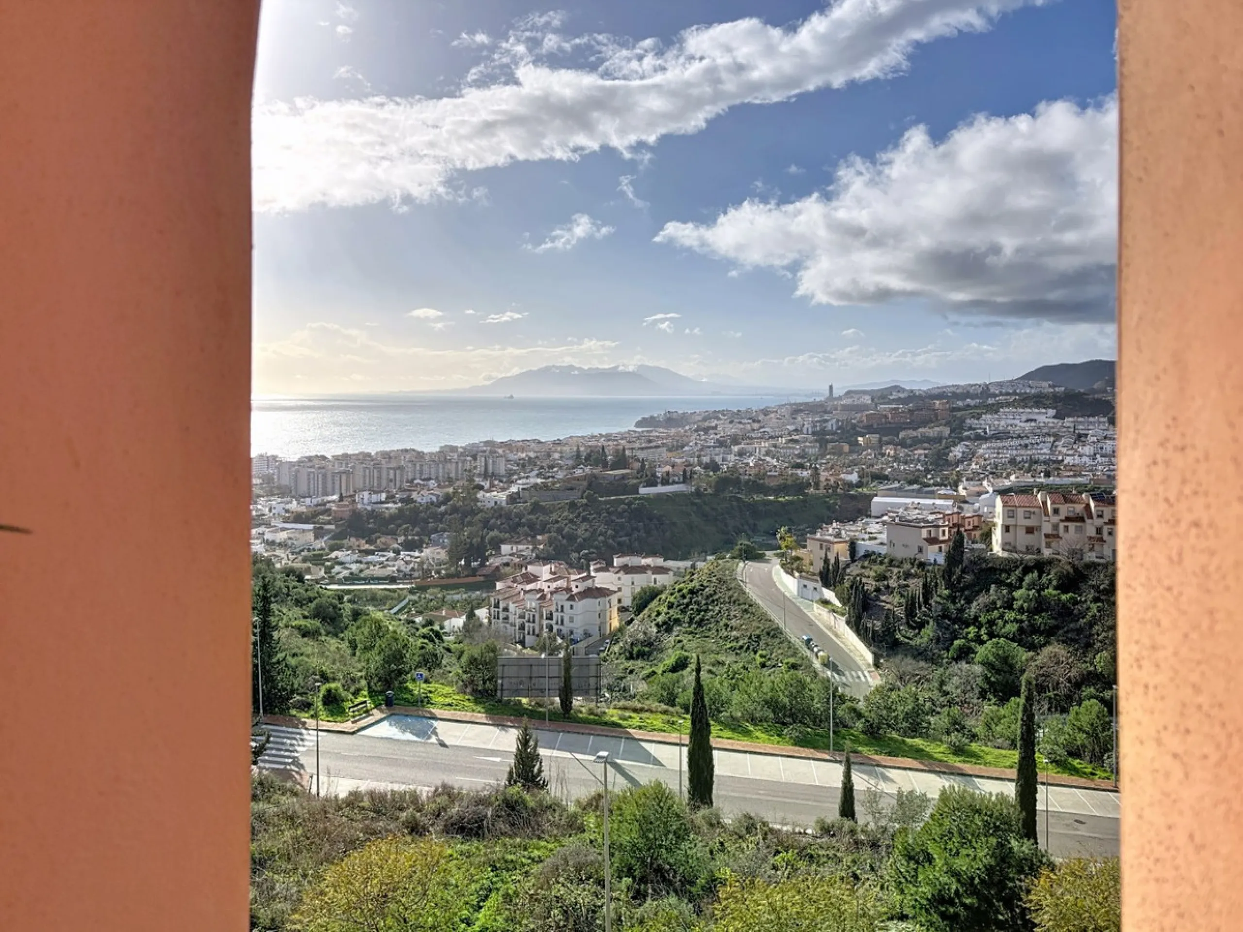 This beautifully presented 100 m2 apartment in Torre de Benagalbón enjoys a sought-after south-west orientation and truly impressive sea views, filling the home with natural light and unforgettable sunsets. The spacious living area opens directly onto a g