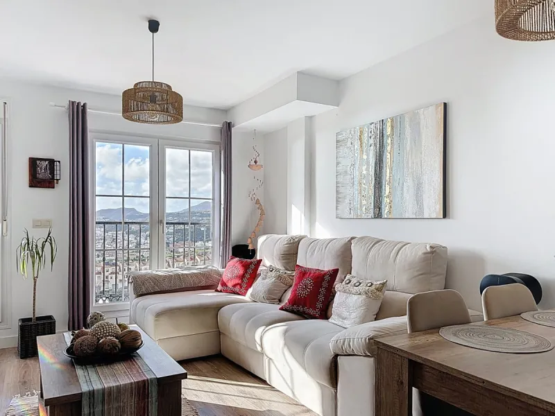 This beautifully presented 100 m2 apartment in Torre de Benagalbón enjoys a sought-after south-west orientation and truly impressive sea views, filling the home with natural light and unforgettable sunsets. The spacious living area opens directly onto a g