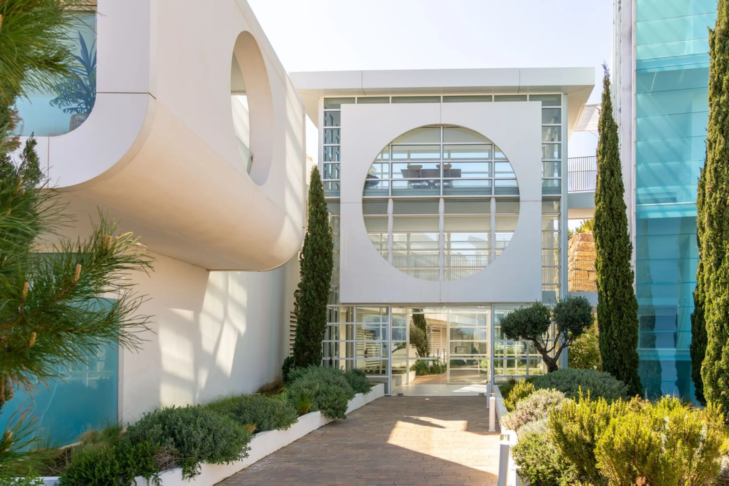 Modernes Haus in der begehrten Gegend Higuerón mit großer Dachterrasse und Whirlpool
