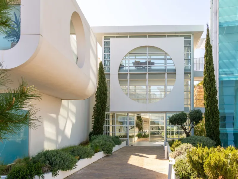 Modernes Haus in der begehrten Gegend Higuerón mit großer Dachterrasse und Whirlpool