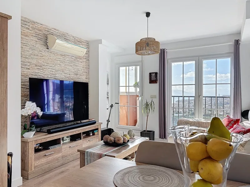 This beautifully presented 100 m2 apartment in Torre de Benagalbón enjoys a sought-after south-west orientation and truly impressive sea views, filling the home with natural light and unforgettable sunsets. The spacious living area opens directly onto a g