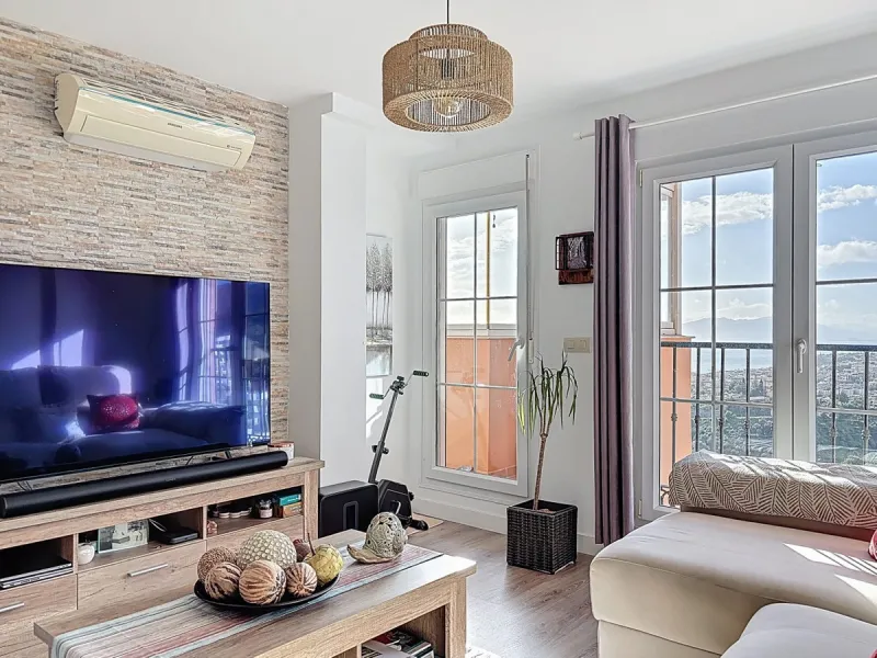 This beautifully presented 100 m2 apartment in Torre de Benagalbón enjoys a sought-after south-west orientation and truly impressive sea views, filling the home with natural light and unforgettable sunsets. The spacious living area opens directly onto a g