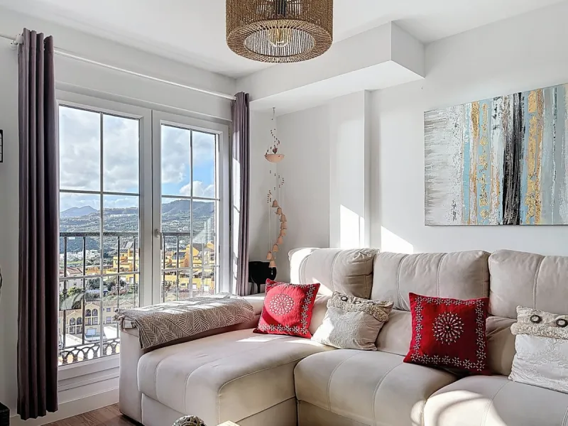 This beautifully presented 100 m2 apartment in Torre de Benagalbón enjoys a sought-after south-west orientation and truly impressive sea views, filling the home with natural light and unforgettable sunsets. The spacious living area opens directly onto a g
