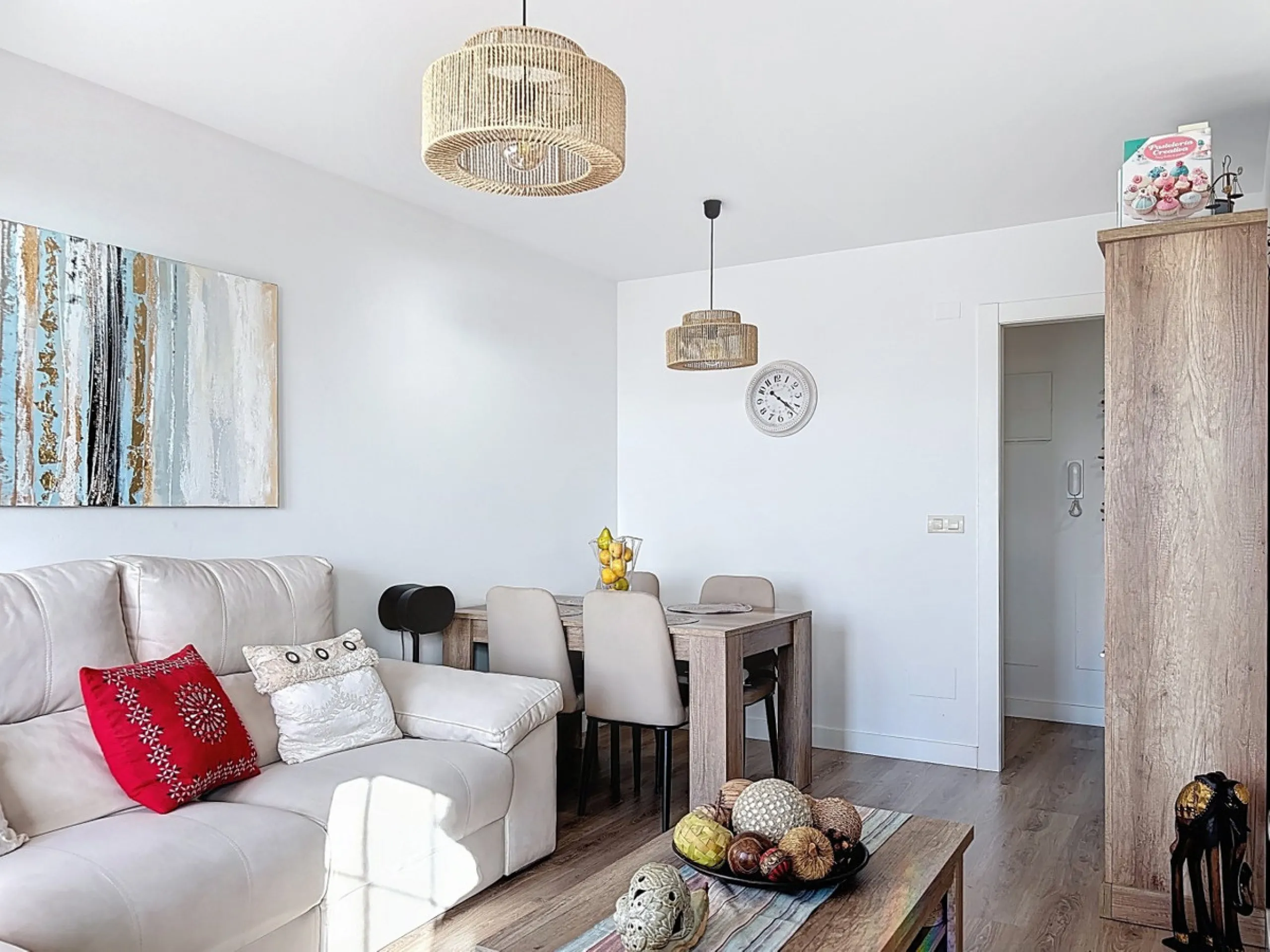 This beautifully presented 100 m2 apartment in Torre de Benagalbón enjoys a sought-after south-west orientation and truly impressive sea views, filling the home with natural light and unforgettable sunsets. The spacious living area opens directly onto a g