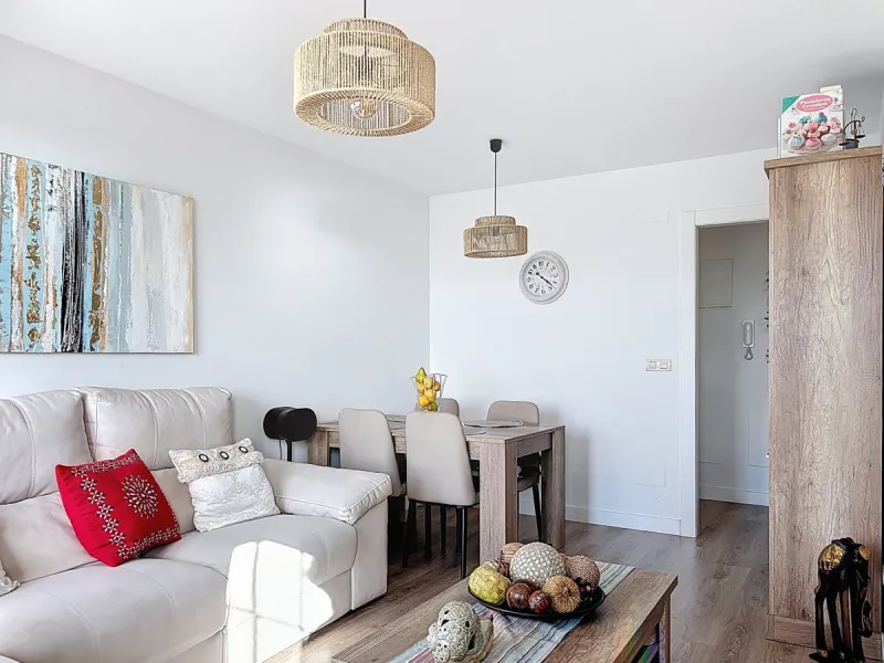 This beautifully presented 100 m2 apartment in Torre de Benagalbón enjoys a sought-after south-west orientation and truly impressive sea views, filling the home with natural light and unforgettable sunsets. The spacious living area opens directly onto a g