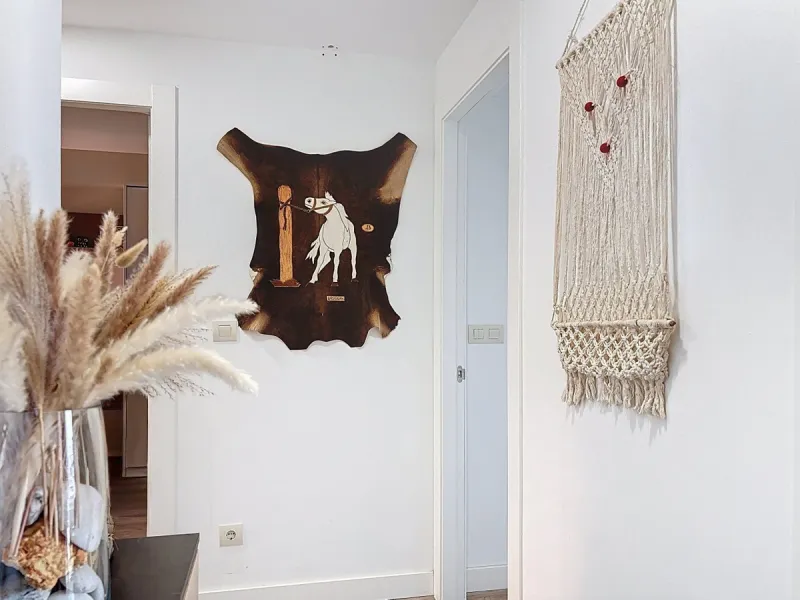 This beautifully presented 100 m2 apartment in Torre de Benagalbón enjoys a sought-after south-west orientation and truly impressive sea views, filling the home with natural light and unforgettable sunsets. The spacious living area opens directly onto a g