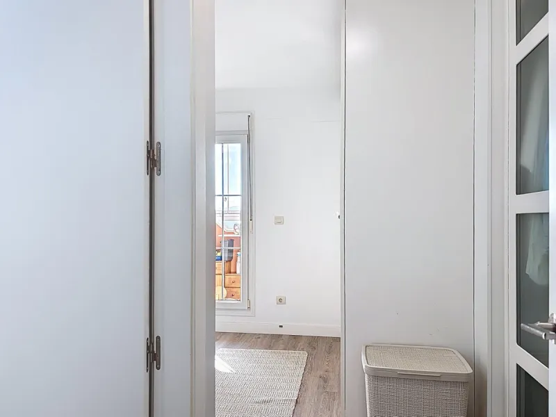 This beautifully presented 100 m2 apartment in Torre de Benagalbón enjoys a sought-after south-west orientation and truly impressive sea views, filling the home with natural light and unforgettable sunsets. The spacious living area opens directly onto a g