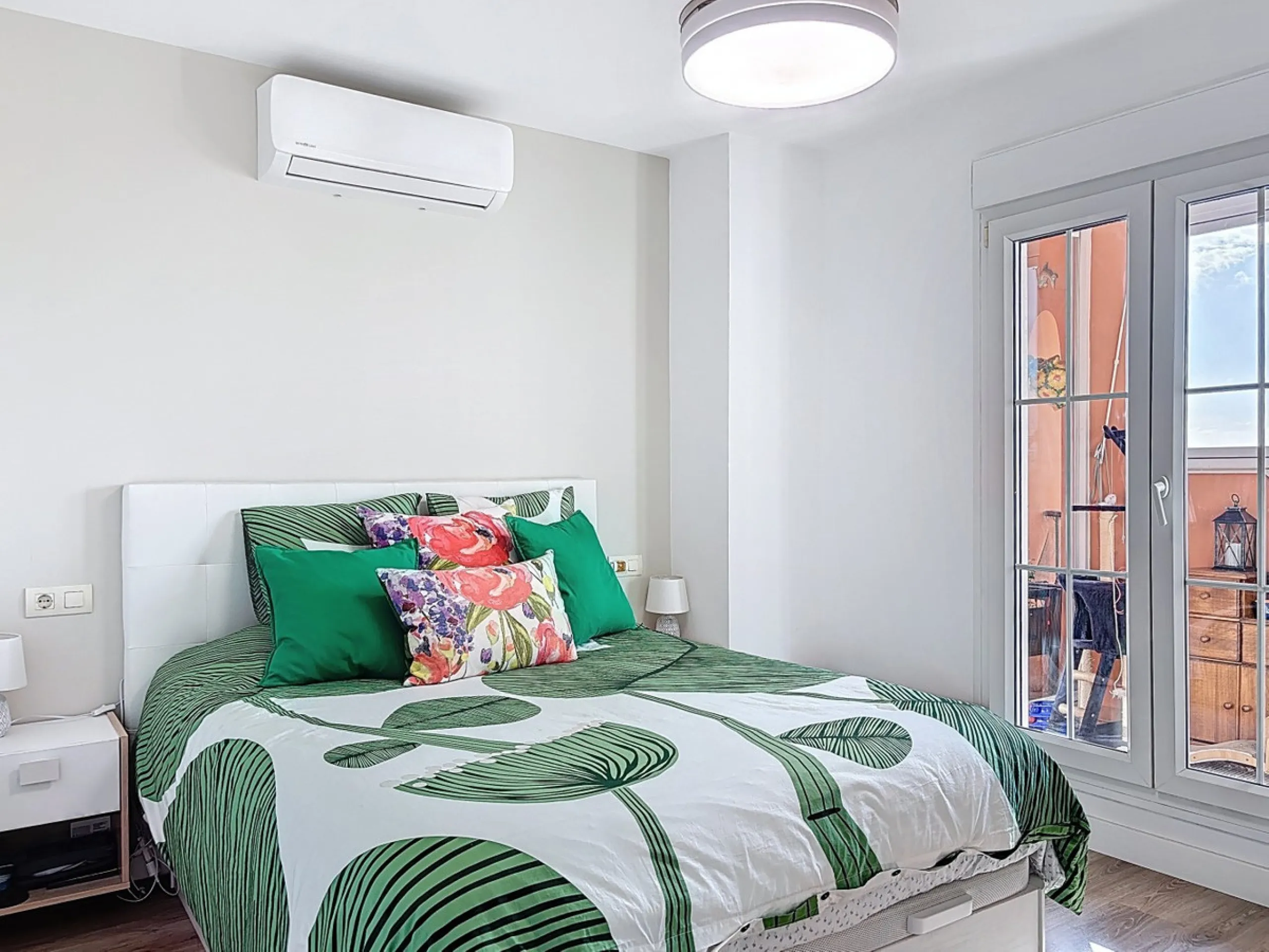This beautifully presented 100 m2 apartment in Torre de Benagalbón enjoys a sought-after south-west orientation and truly impressive sea views, filling the home with natural light and unforgettable sunsets. The spacious living area opens directly onto a g