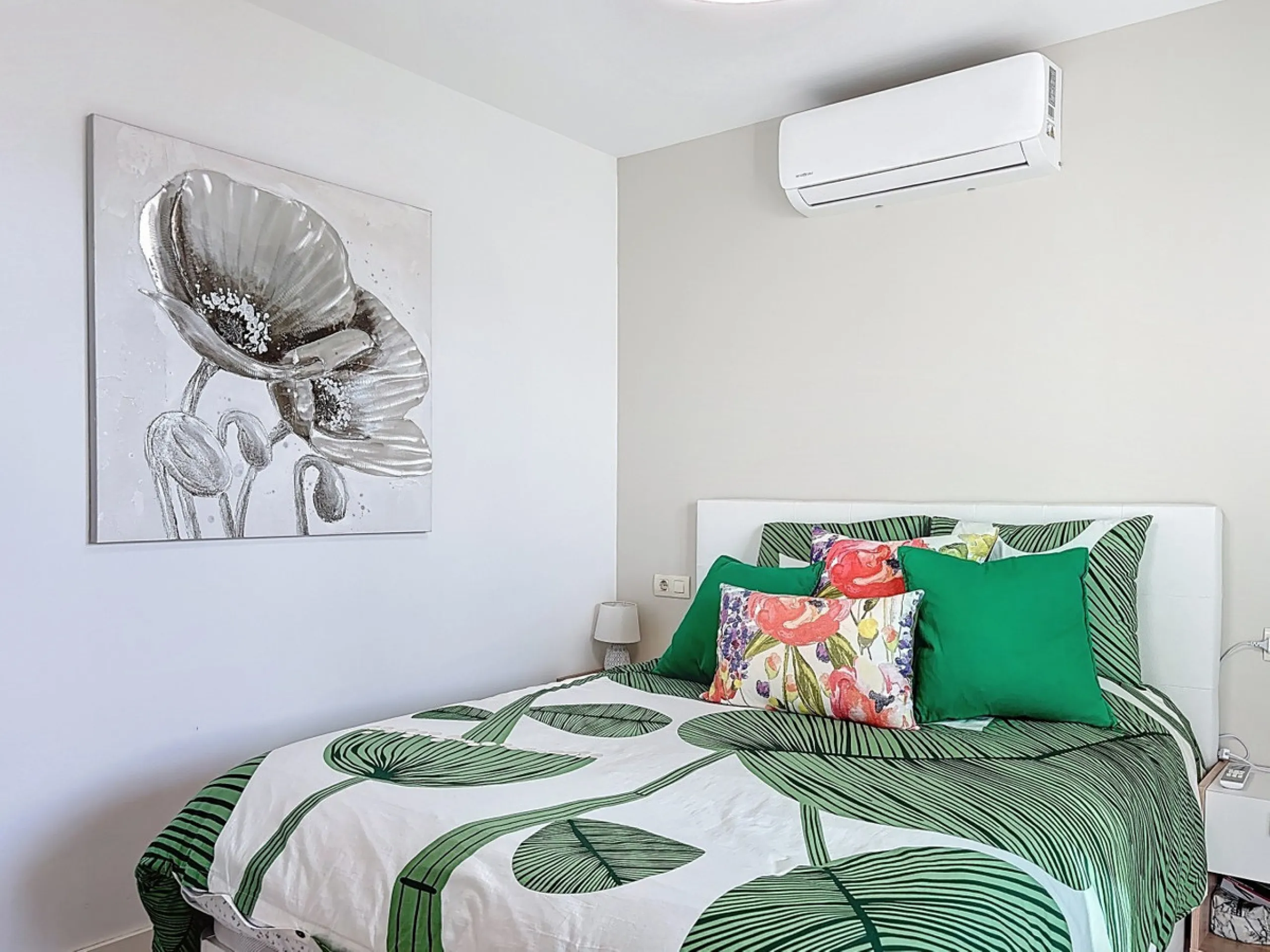 This beautifully presented 100 m2 apartment in Torre de Benagalbón enjoys a sought-after south-west orientation and truly impressive sea views, filling the home with natural light and unforgettable sunsets. The spacious living area opens directly onto a g