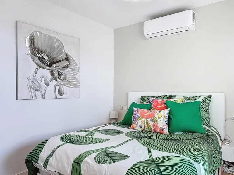This beautifully presented 100 m2 apartment in Torre de Benagalbón enjoys a sought-after south-west orientation and truly impressive sea views, filling the home with natural light and unforgettable sunsets. The spacious living area opens directly onto a g