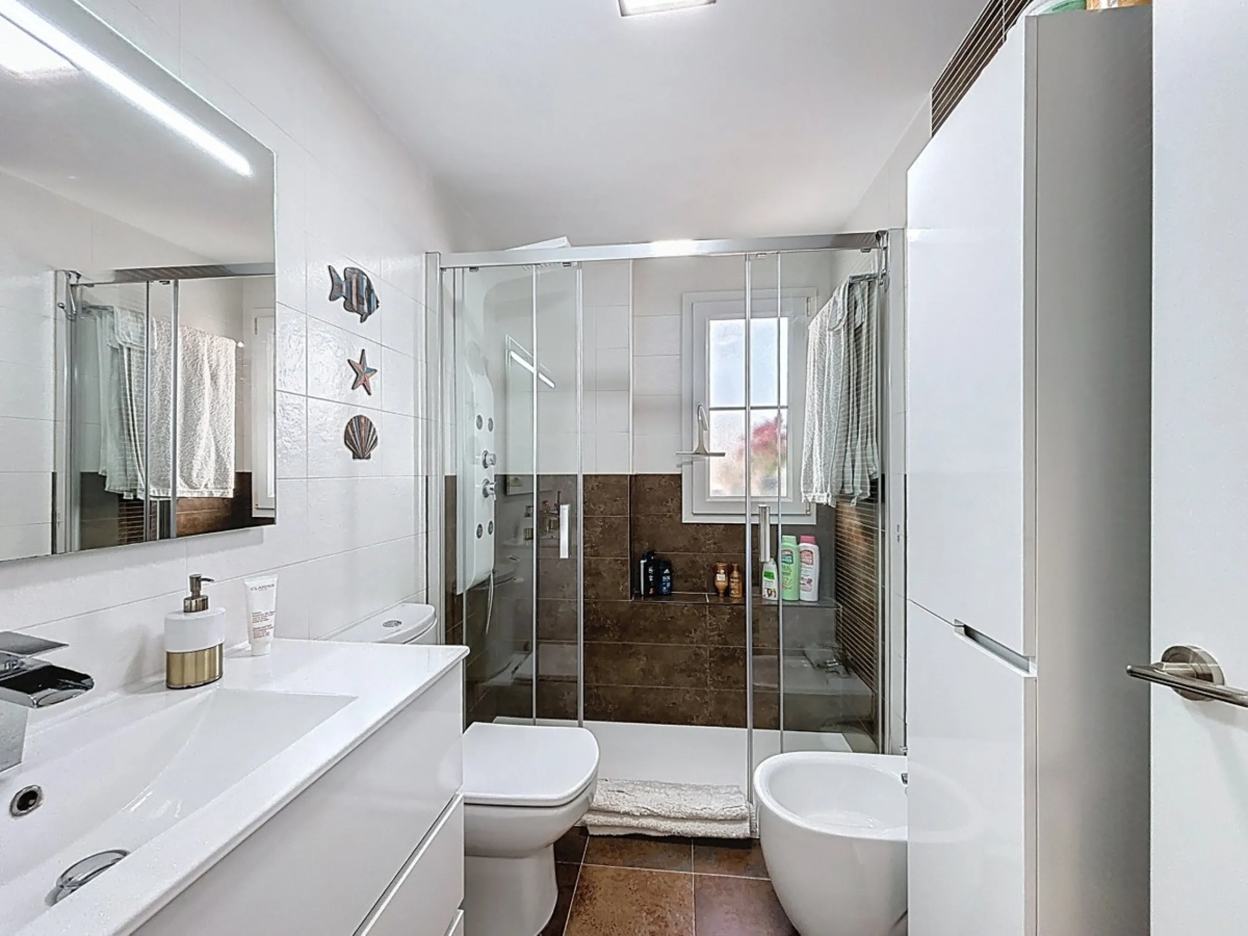 This beautifully presented 100 m2 apartment in Torre de Benagalbón enjoys a sought-after south-west orientation and truly impressive sea views, filling the home with natural light and unforgettable sunsets. The spacious living area opens directly onto a g