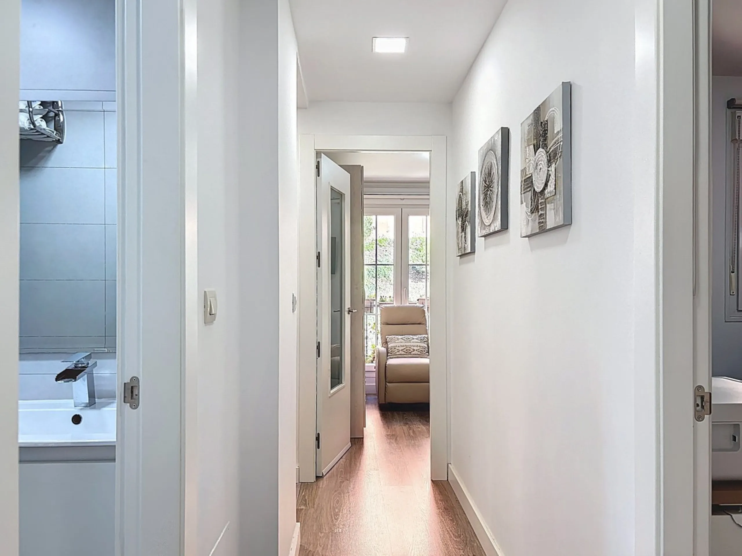 This beautifully presented 100 m2 apartment in Torre de Benagalbón enjoys a sought-after south-west orientation and truly impressive sea views, filling the home with natural light and unforgettable sunsets. The spacious living area opens directly onto a g