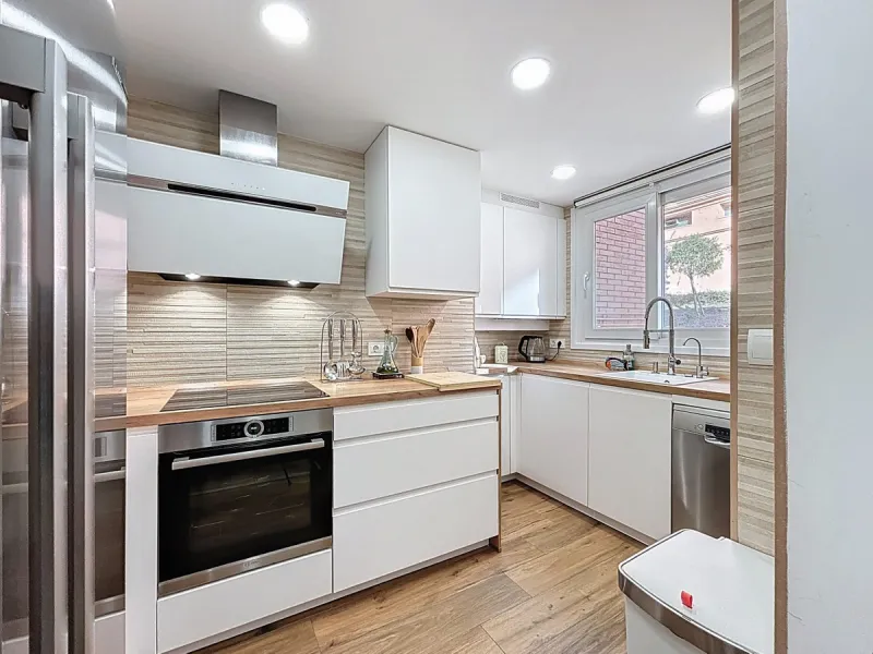 This beautifully presented 100 m2 apartment in Torre de Benagalbón enjoys a sought-after south-west orientation and truly impressive sea views, filling the home with natural light and unforgettable sunsets. The spacious living area opens directly onto a g