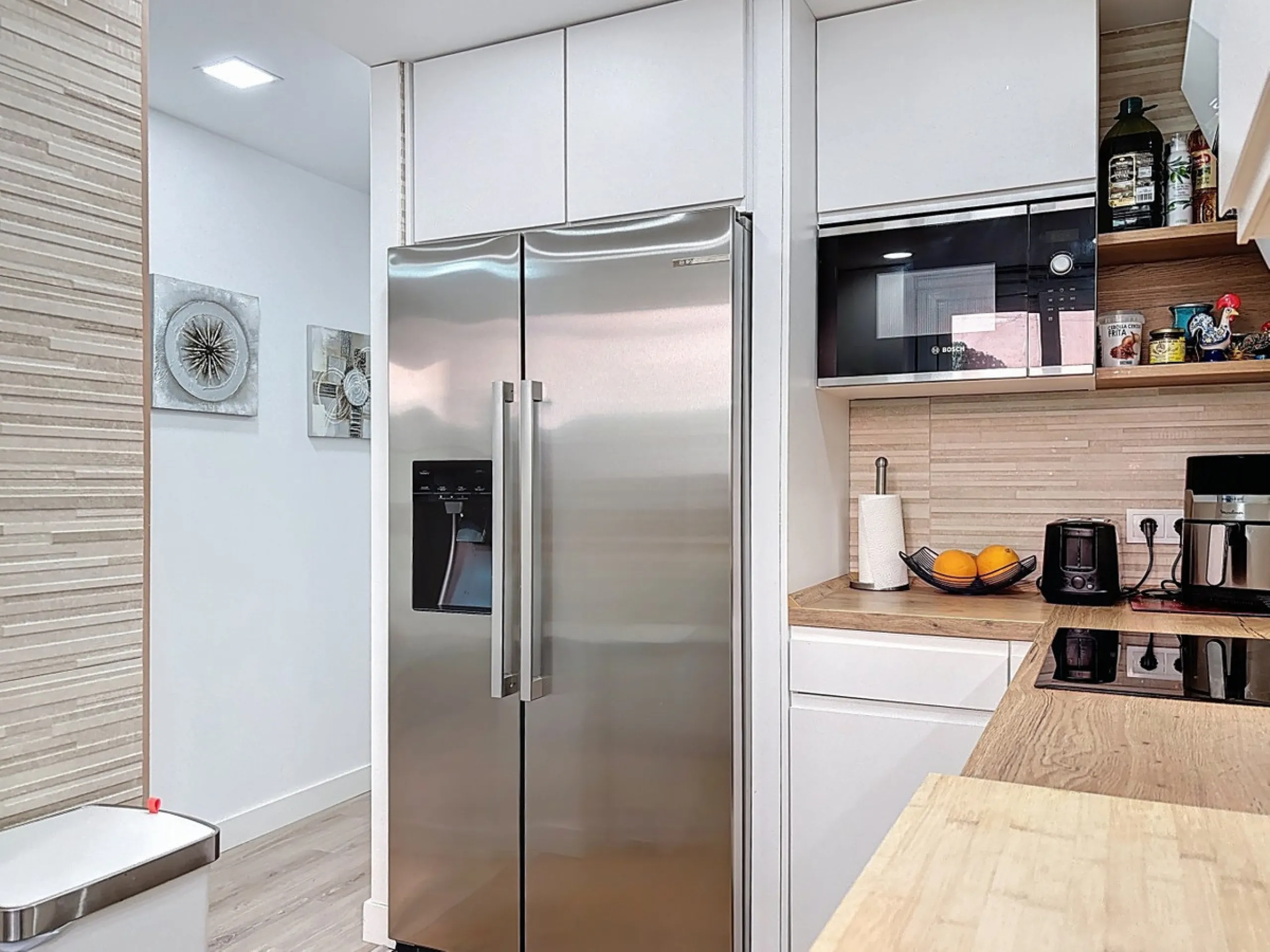 This beautifully presented 100 m2 apartment in Torre de Benagalbón enjoys a sought-after south-west orientation and truly impressive sea views, filling the home with natural light and unforgettable sunsets. The spacious living area opens directly onto a g