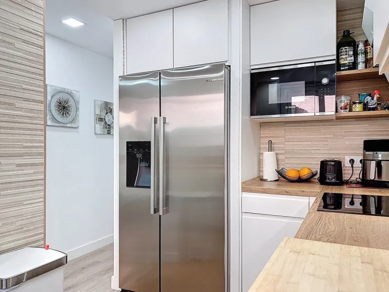 This beautifully presented 100 m2 apartment in Torre de Benagalbón enjoys a sought-after south-west orientation and truly impressive sea views, filling the home with natural light and unforgettable sunsets. The spacious living area opens directly onto a g