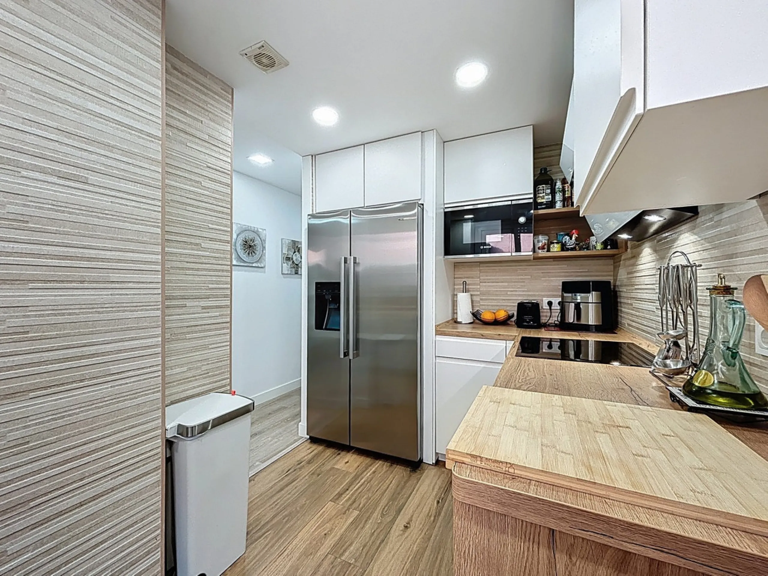 This beautifully presented 100 m2 apartment in Torre de Benagalbón enjoys a sought-after south-west orientation and truly impressive sea views, filling the home with natural light and unforgettable sunsets. The spacious living area opens directly onto a g