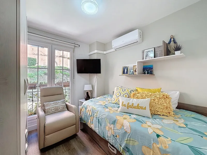 This beautifully presented 100 m2 apartment in Torre de Benagalbón enjoys a sought-after south-west orientation and truly impressive sea views, filling the home with natural light and unforgettable sunsets. The spacious living area opens directly onto a g