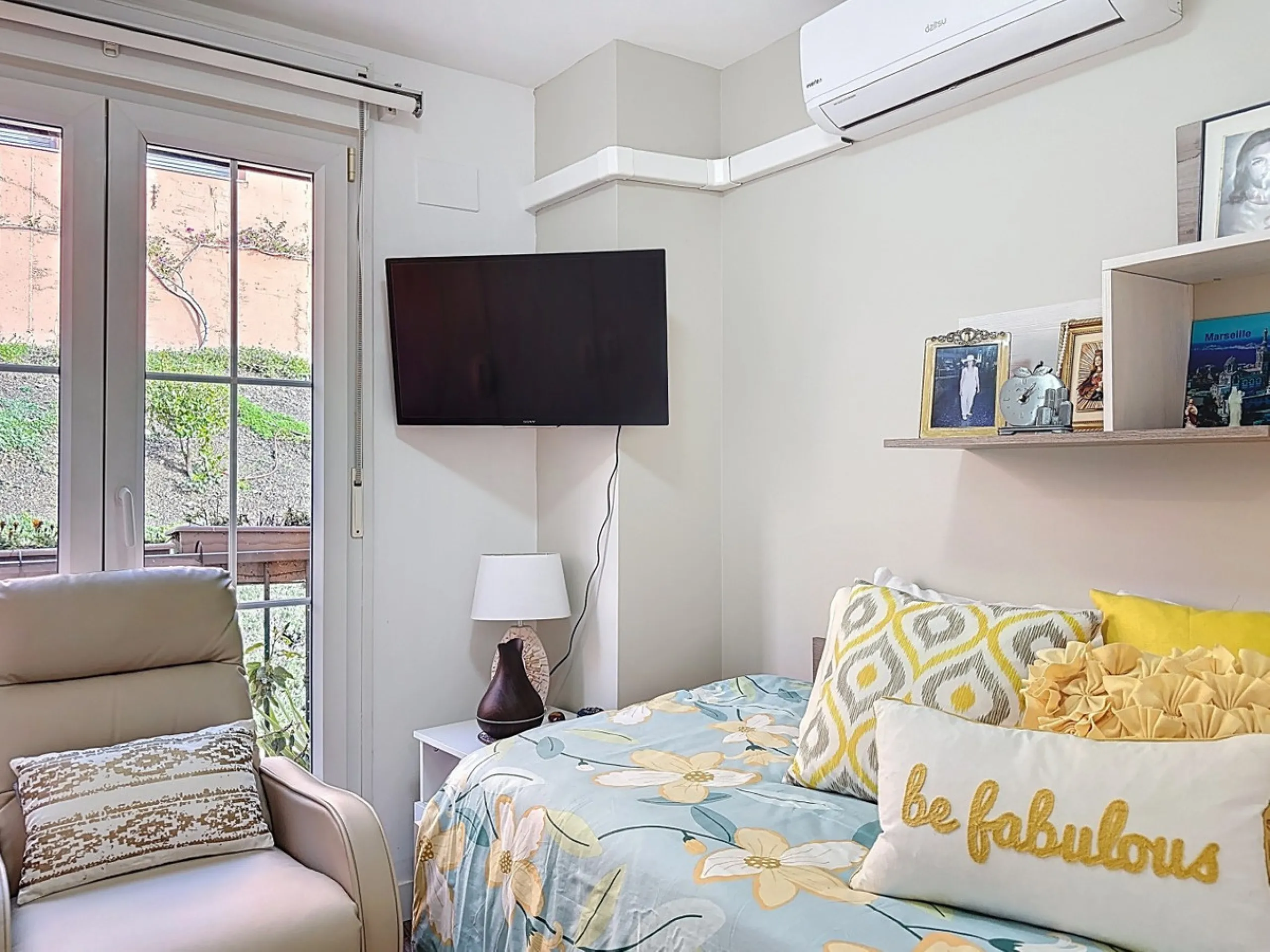 This beautifully presented 100 m2 apartment in Torre de Benagalbón enjoys a sought-after south-west orientation and truly impressive sea views, filling the home with natural light and unforgettable sunsets. The spacious living area opens directly onto a g