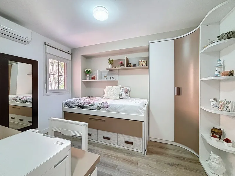 This beautifully presented 100 m2 apartment in Torre de Benagalbón enjoys a sought-after south-west orientation and truly impressive sea views, filling the home with natural light and unforgettable sunsets. The spacious living area opens directly onto a g