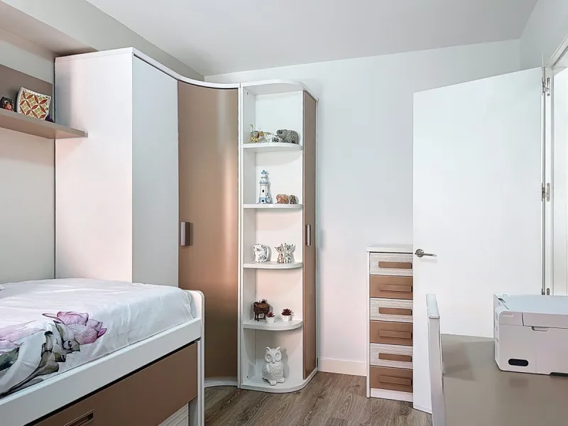 This beautifully presented 100 m2 apartment in Torre de Benagalbón enjoys a sought-after south-west orientation and truly impressive sea views, filling the home with natural light and unforgettable sunsets. The spacious living area opens directly onto a g