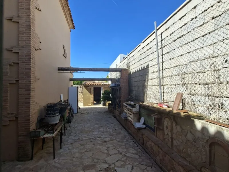 Detached Andalusian Villa with Private Pool and Traditional Charm