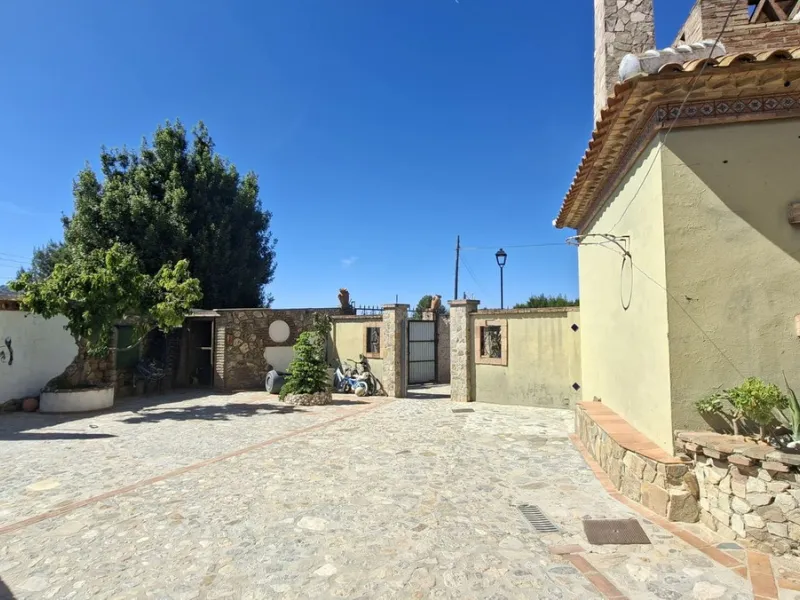 Detached Andalusian Villa with Private Pool and Traditional Charm