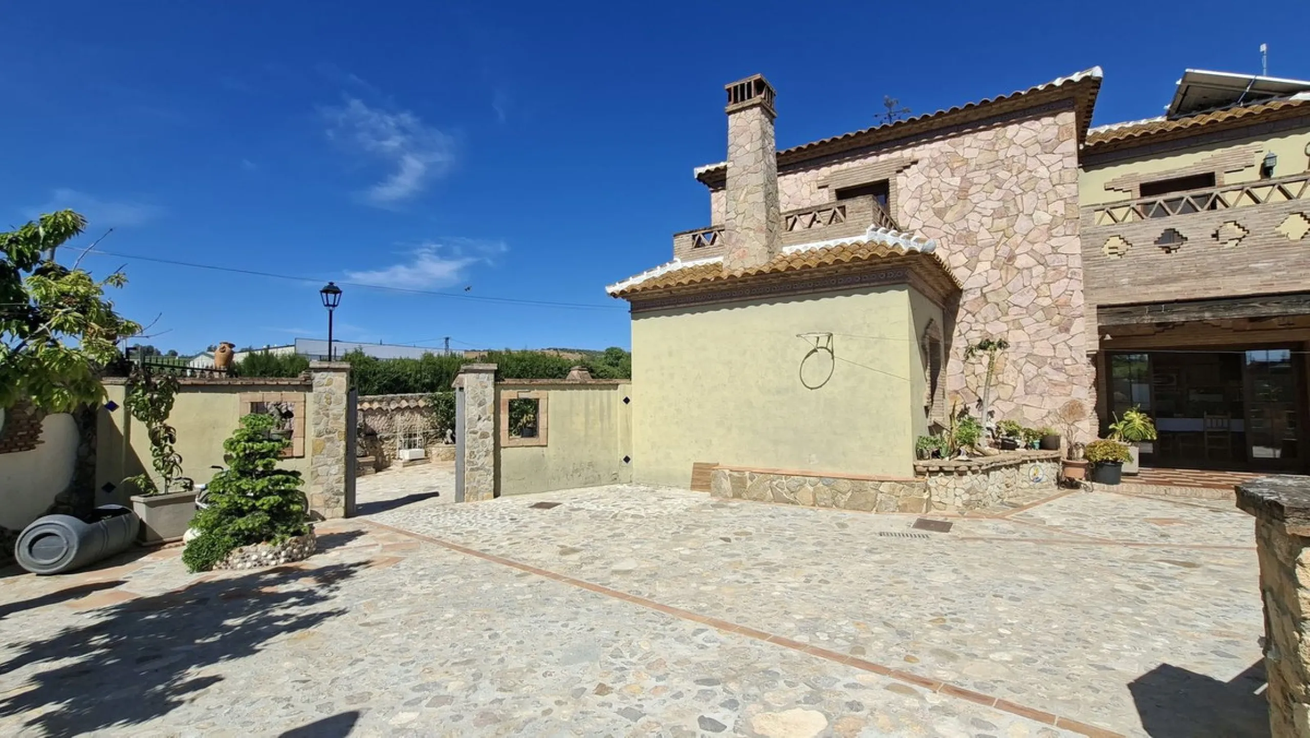Detached Andalusian Villa with Private Pool and Traditional Charm