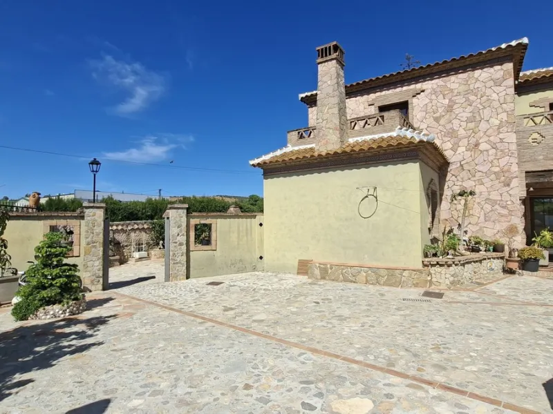 Detached Andalusian Villa with Private Pool and Traditional Charm