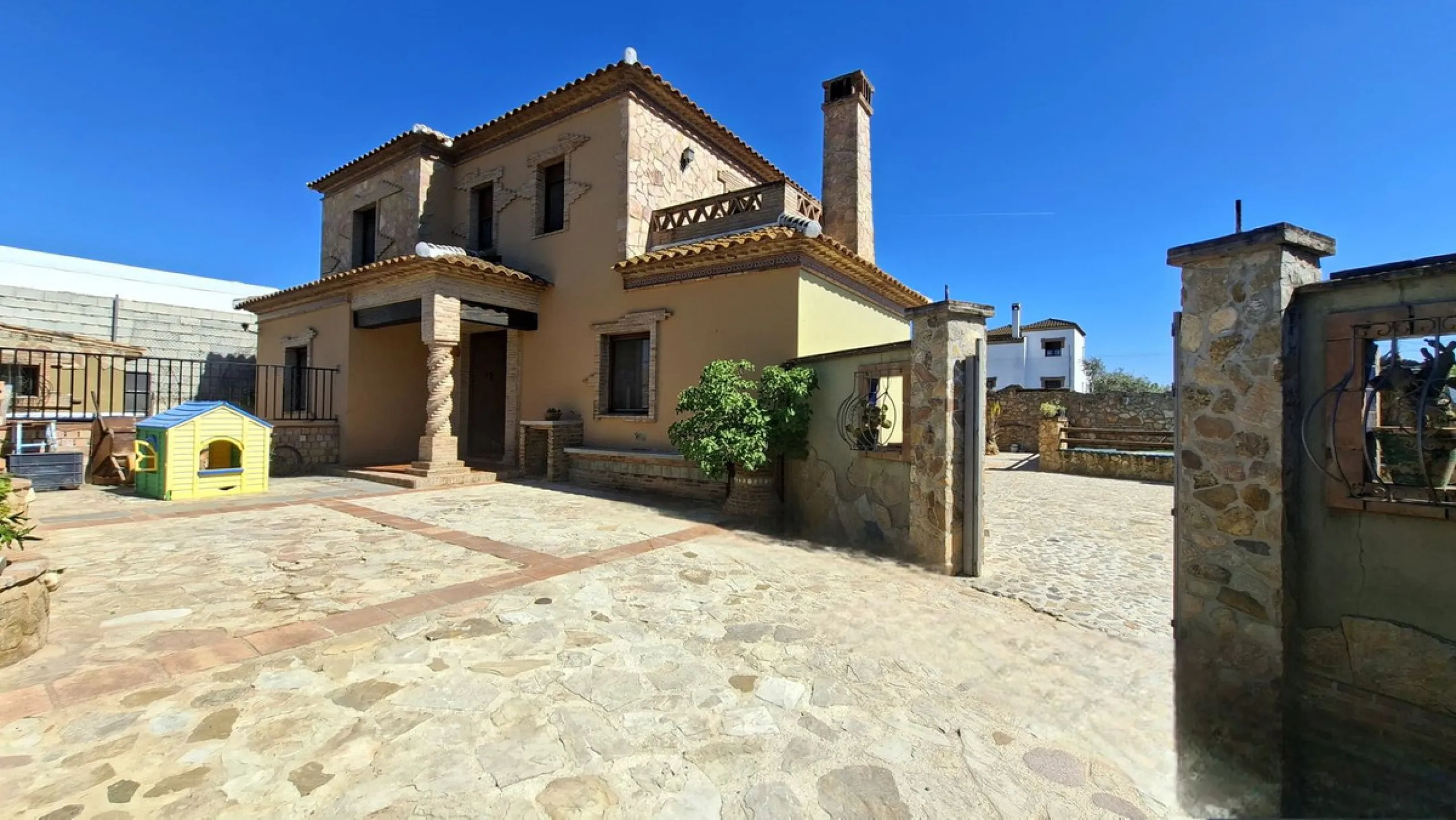 Detached Andalusian Villa with Private Pool and Traditional Charm