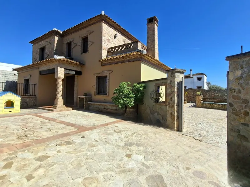 Detached Andalusian Villa with Private Pool and Traditional Charm
