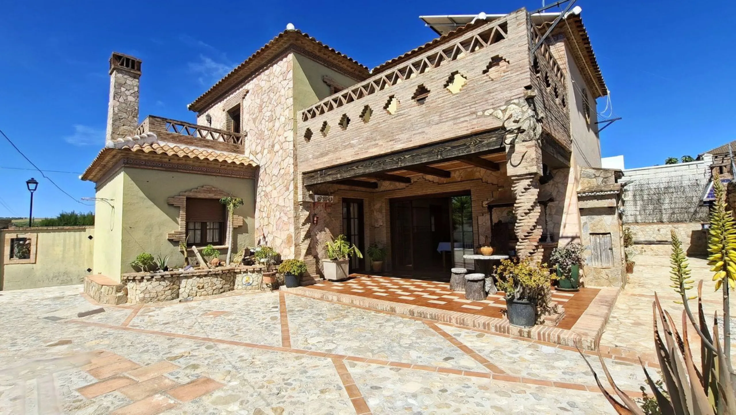 Detached Andalusian Villa with Private Pool and Traditional Charm