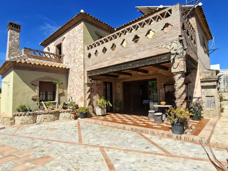 Detached Andalusian Villa with Private Pool and Traditional Charm