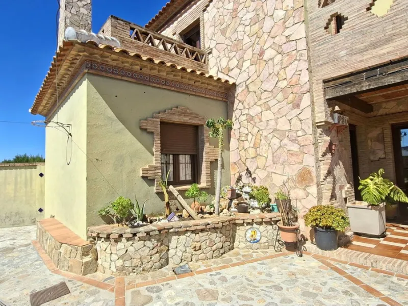 Detached Andalusian Villa with Private Pool and Traditional Charm