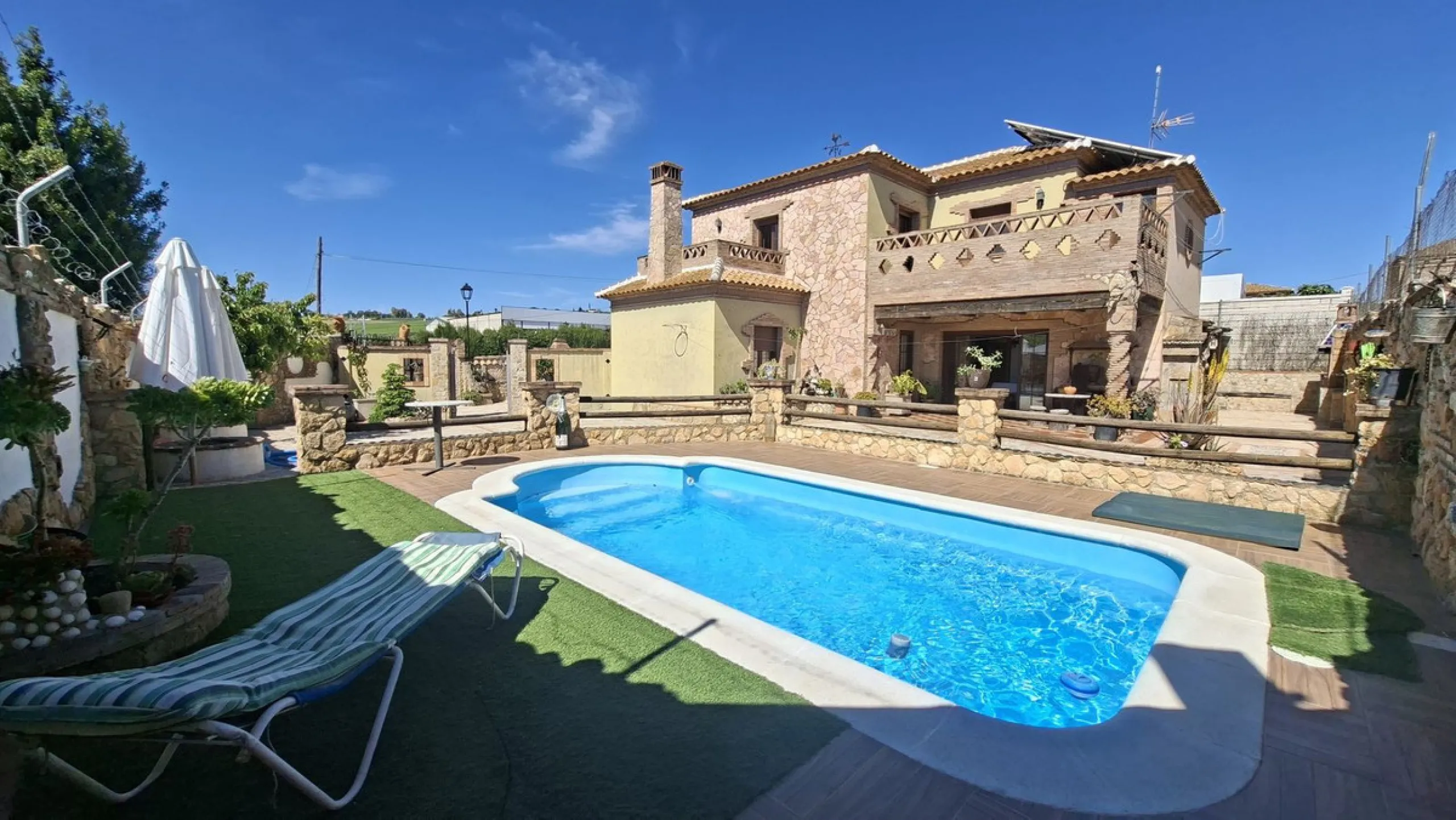 Detached Andalusian Villa with Private Pool and Traditional Charm