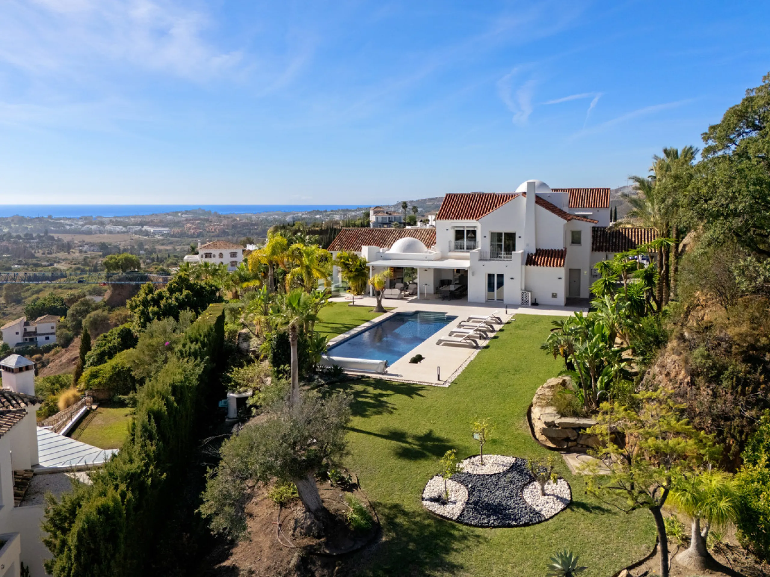 House - Detached Villa в продаже в Benahavís, Málaga. В доме 9 спален и 9 ванных комнат. Площадь дома 1177 м². Площадь участка 7881 м²