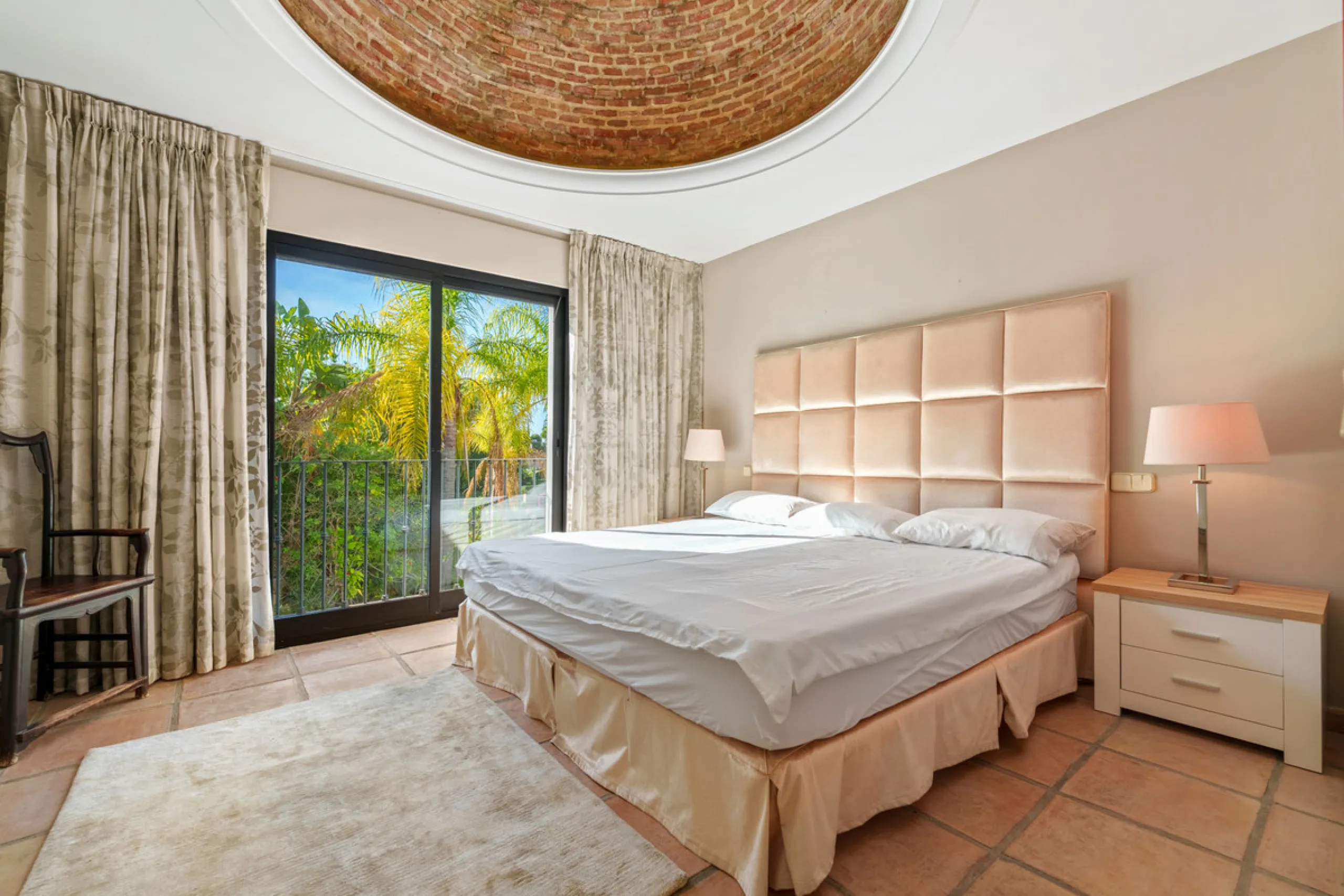 House - Detached Villa в продаже в Benahavís, Málaga. В доме 9 спален и 9 ванных комнат. Площадь дома 1177 м². Площадь участка 7881 м²