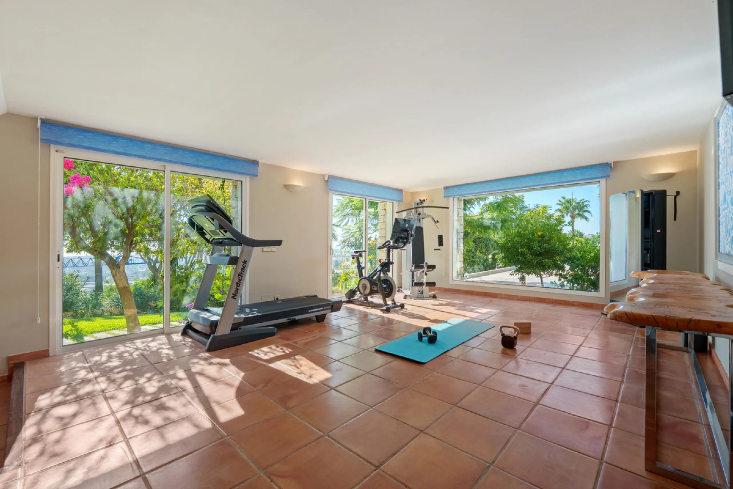 House - Detached Villa в продаже в Benahavís, Málaga. В доме 9 спален и 9 ванных комнат. Площадь дома 1177 м². Площадь участка 7881 м²