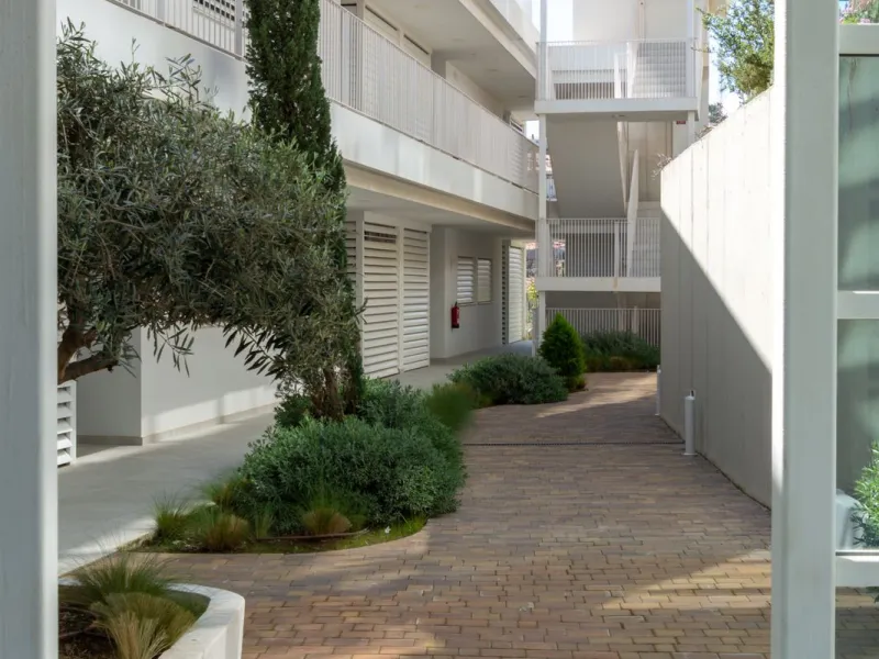 Modernes Haus in der begehrten Gegend Higuerón mit großer Dachterrasse und Whirlpool