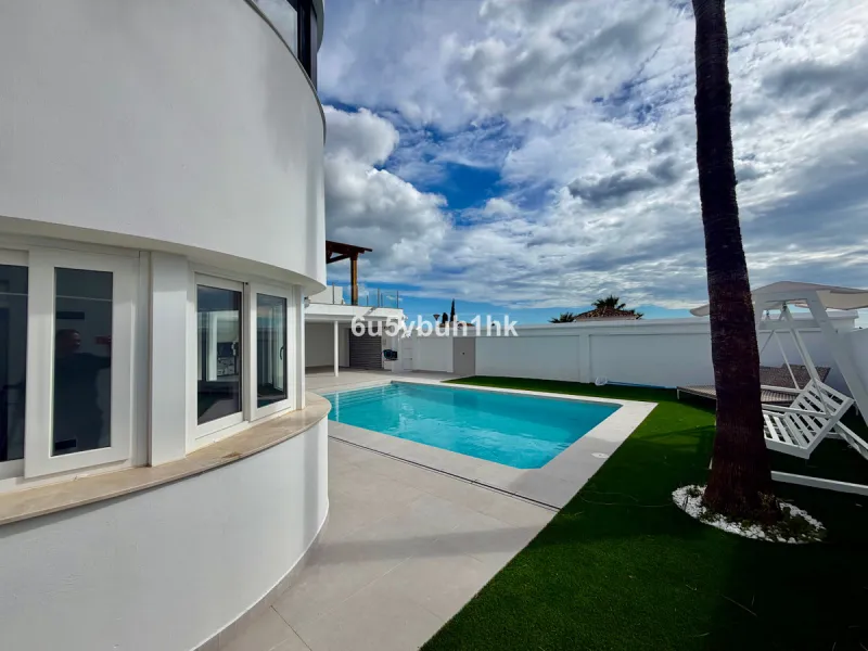 House - Detached Villa в продаже в Benalmadena, Málaga. В доме 4 спален и 5 ванных комнат. Площадь дома 550 м². Площадь участка 800 м²
