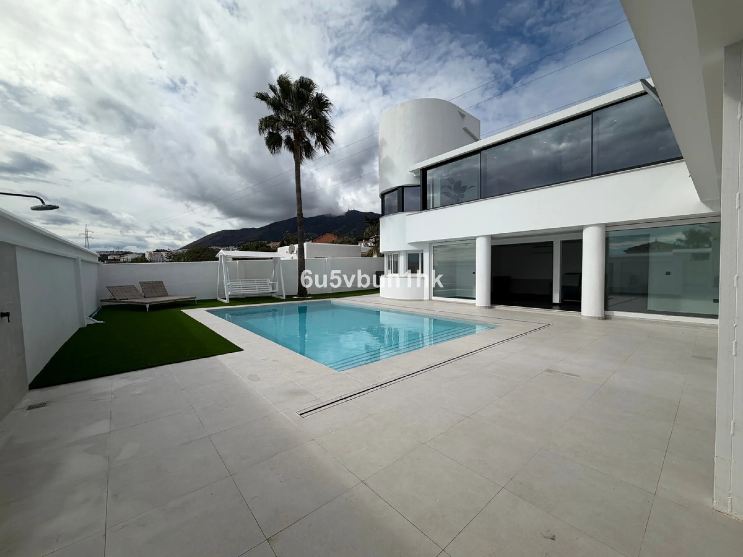 House - Detached Villa в продаже в Benalmadena, Málaga. В доме 4 спален и 5 ванных комнат. Площадь дома 550 м². Площадь участка 800 м²