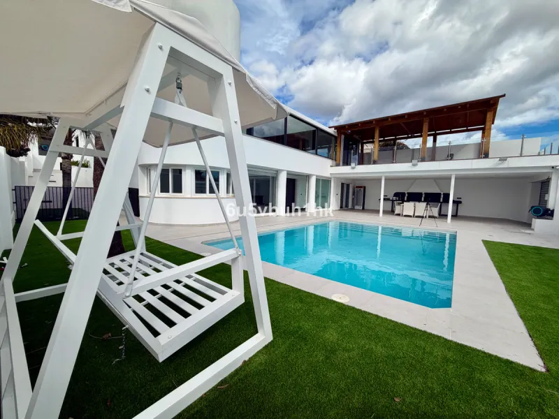 House - Detached Villa в продаже в Benalmadena, Málaga. В доме 4 спален и 5 ванных комнат. Площадь дома 550 м². Площадь участка 800 м²