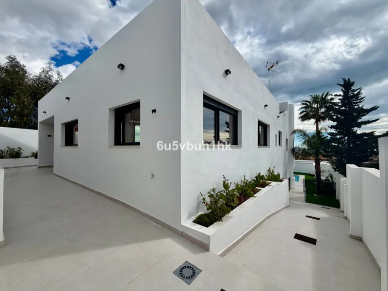 House - Detached Villa в продаже в Benalmadena, Málaga. В доме 4 спален и 5 ванных комнат. Площадь дома 550 м². Площадь участка 800 м²