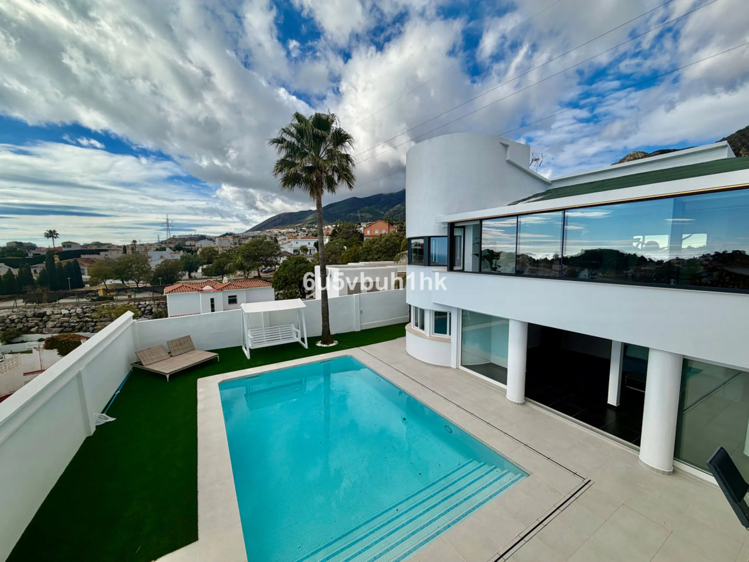 House - Detached Villa в продаже в Benalmadena, Málaga. В доме 4 спален и 5 ванных комнат. Площадь дома 550 м². Площадь участка 800 м²