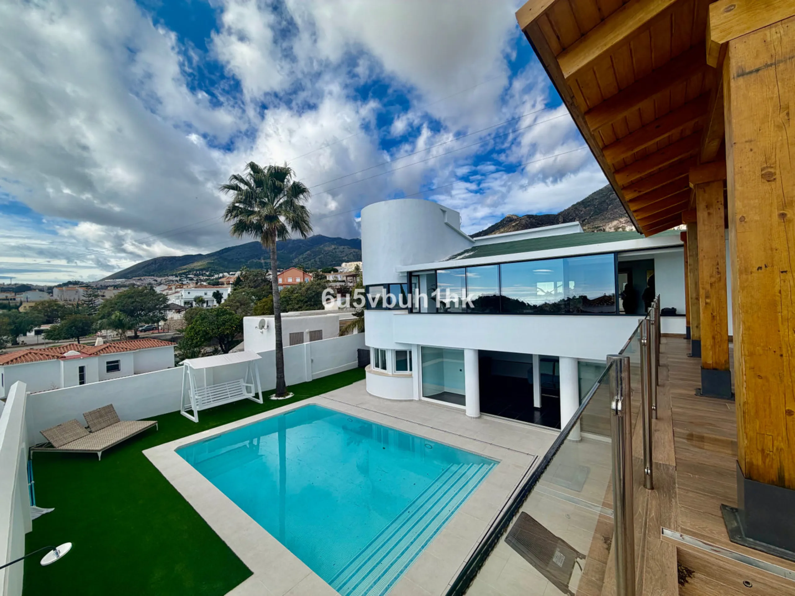 House - Detached Villa в продаже в Benalmadena, Málaga. В доме 4 спален и 5 ванных комнат. Площадь дома 550 м². Площадь участка 800 м²