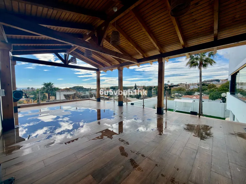 House - Detached Villa в продаже в Benalmadena, Málaga. В доме 4 спален и 5 ванных комнат. Площадь дома 550 м². Площадь участка 800 м²