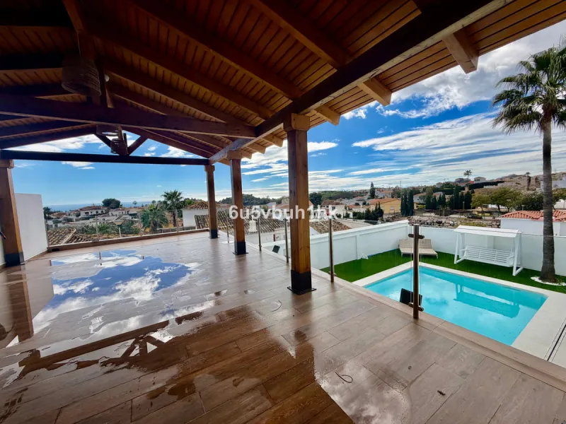 House - Detached Villa в продаже в Benalmadena, Málaga. В доме 4 спален и 5 ванных комнат. Площадь дома 550 м². Площадь участка 800 м²